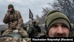 Kievul anunță eliberarea a peste 40 de așezări din jurul capitalei regionale Herson, de unde Rusia spune că se retrage. În imagine: un militar ucrainean pe un tun autopropulsat 2S7 Pion în apropierea liniei frontului din regiunea Herson. 9 noiembrie 2022
