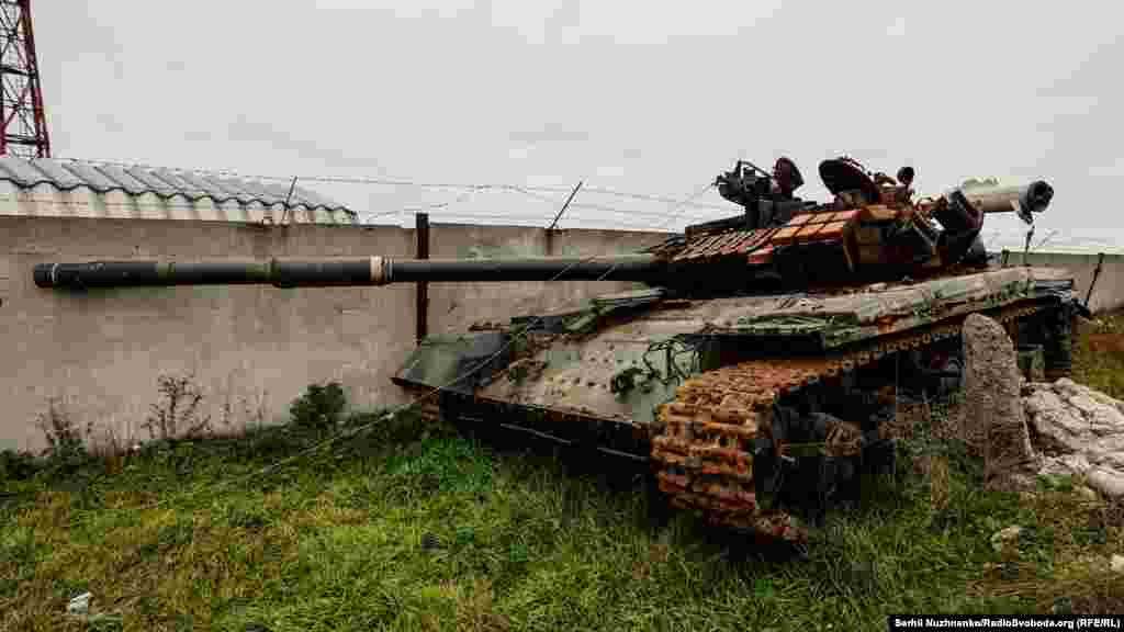 Уничтоженный российский танк недалеко от аэропорта «Херсон» в Чернобаевке, 13 ноября 2022 года