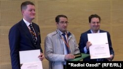 Награждение Бузургмехра Ёрова, адвоката таджикских заключенных. Варшава, 18 сентября 2019 года