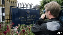 يو بهرنی خبریال د پاکستان انتخاباتو کمېشن مخې ته عکاسي کوي - انځور له ارشیفه