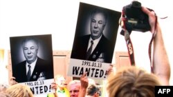 Мітинг проти звільнення Михайла Головатова біля австрійського посольства у Ризі, 18 липня 2011 року