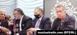 افراسیاب خټک (له ښي لوري لومړی) د ۲۰۲۲ز کال په نومبر کې د کمېشن له نورو غړو سره یوځای په کوټه کې د ورکو کسانو له خپلوانو سره ولیدل.
