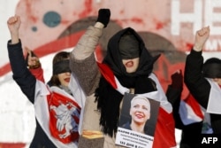 Акция протеста феминисток в Минске 16 января 2021 года. Одна из участниц держит портрет Марии Колесниковой