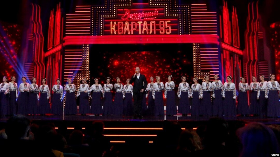 Актор «Студії Квартал-95» Євген Кошовий і учасники Хору імені Григорія Верьовки під час концерту-запису «Вечірнього кварталу». Київ, 15 жовтня 2019 року