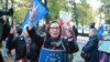 Demonstrație pro-europeană în fața Curții Constituționale a Poloniei, în 7 octombrie 2021, în ziua în care aceasta a decis că unele prevederi europene nu ar fi în acord cu Legea fundamentală a Poloniei. 