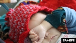 یو ماشوم د کندهار په روغتون کې د خوارځواکۍ له وجې بستر دی - د ۲۰۲۱ز کال د نومبر ۲۳مې انځور.