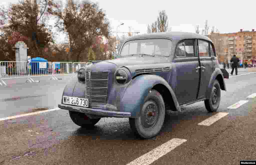 На снимке – Opel Kadett 1939 года. Иосиф Сталин еще до начала Второй мировой войны пытался наладить его производство в Советском Союзе. После победы союзников, Сталин провозгласил этот бренд своим трофеем, поэтому в 1946 году фабрика Opel была перенесена в СССР.