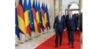 Cancelarul german Olaf Scholz (în stânga) și premierul român Marcel Ciolacu, la primirea de la palatul Victoria.