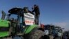 Transportatorii şi fermierii au demarat miercuri o serie de proteste, nemulţumiţi de accizele mari la motorină, preţurile RCA, dar şi de schimbările legislative intrate în vigoare la începutul anului.