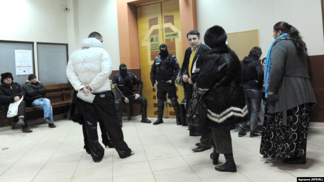 Rudele și avocații clanului Corduneanu, pe holurile Tribunalului Iași, în 2010, în timpul unuia dintre termenele în care erau judecați membrii clanului. 
