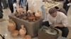 Балчыктан милли савыт-саба ясаучы чүлмәкче Эльдар Гусенов 