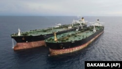 نفتکش ایرانی آرمان (راست) در حال انتقال بار خود به یک نفتکش دیگر در نزدیکی آب‌های اندونزی، سال ۲۰۲۳