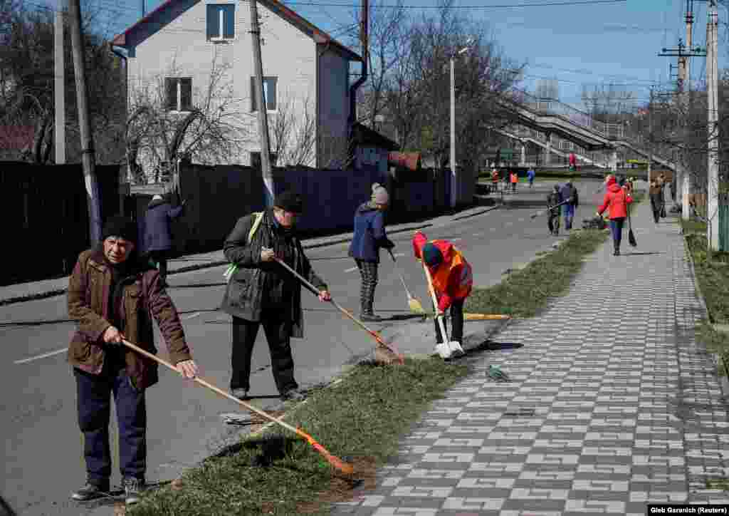 Хоча вулиці у Бучі були очищені від сміття, а чимало будинків відремонтовані, – жителі кажуть, що часу на подолання глибоких психологічних ран, яких завдала агресія Росії, треба кілька поколінь