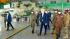 Președintele Ugandei, Yoweri Museveni (centru), alături de Valerii Copeichin, într-o vizită la întreprinderea celui din urmă, Pro Heli International Services, aprilie 2023.