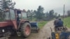 Dani, tânăr fermier (20 de ani), stă la taclale cu un alt localnic. Doar câteva zeci de tineri mai locuiesc în comuna Ploscoș, județul Cluj. Are doar 540 de locuitori, cu aproape 25% mai puțin decât acum zece ani. Mulți tineri au plecat la oraș sau în străinătate.