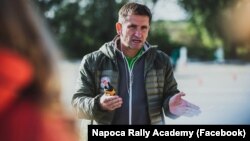 Dublu campion național la raliuri și instructor de conducere defensivă, Bogdan Marișca subliniază că folosirea anvelopelor de iarnă este punctul esențial în pregătirea mașinilor pentru sezonul rece.
