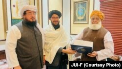 مولانا فضل الرحمن په پاکستان کې د طالبانو لخوا چليدونکې افغان سفارت ناظم الامور سردار احمد شکيب څخه کابل ته د سفر بلنه اخلي.