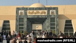 د پېښور های کورټ د ودانۍ مخې ته وکیلان او ولسي خلک ناست دي ـ پخوانی انځور.
