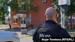 Një polic në Mitrovicën e Veriut.