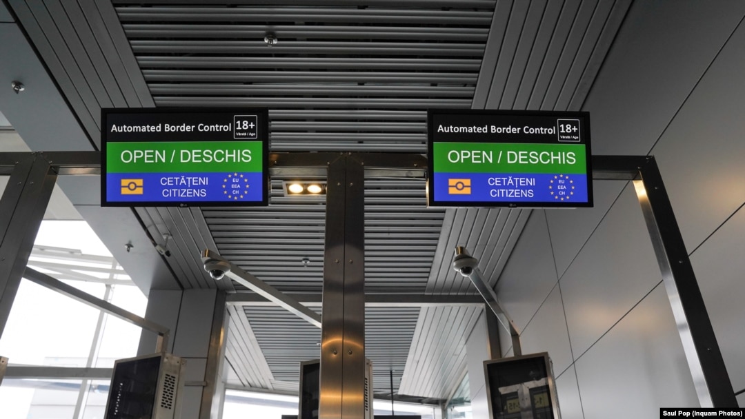 Pe cel mai mare aeroport al țării, Aeroportul Henri Coandă (Otopeni), au fost instalate dispozitive automate de scanare a pașapoartelor biometrice, care vor fi folosite pentru controlul călătorilor în țările non-Schengen.