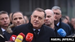 Milorad Dodik se obraća medijima nakon odgode početka suđenja pred Sudom Bosne i Hercegovine, 6. decembra 2023. godine. 