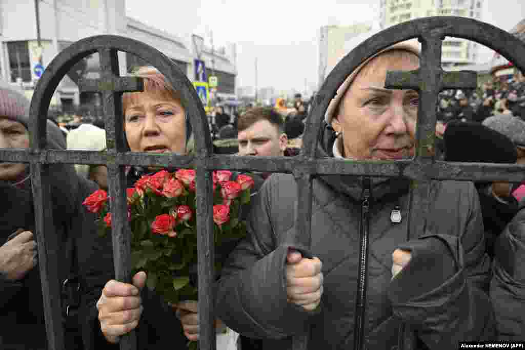 Алексей Навальныйды ақтық сапарға шығарып салуға келген адамдар екі километрге созылған кезекте тұрды. Жұрт "Марьино" метро стансасынан шіркеу мен зиратқа дейін жүріп барған жолдың екі қапталына күш құрылымдары темір шарбақ орнатып қойды. Осындай шарбақтар Братеев көпіріндегі тротуарлардың бойына да қойылды. Күш құрылымдары өкілдері Мәскеу өзенінің екі жағасында өткен-кеткен адамдардың құжаты мен жеке заттарын тексеріп тұрды