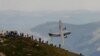 Pasionații de fotografie aeriană și turiștii care erau pe Vârful Caraiman (2.384 metri) au fost surprinși pe 10 iulie cu un eveniment organizat în premieră în România:&nbsp;&bdquo;Spotter day&rdquo;.<br />
<br />
Avioane și elicoptere militare au survolat Munții Bucegi cu&nbsp;ocazia Zilei Aviaţiei Române şi a Forţelor Aeriene, sărbătorită în fiecare an pe 20 iulie.<br />
<br />
În imagine: o aeronavă de transport C-27J Spartan.