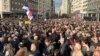 Protestatari ai opoziției se adună în centrul Belgradului pe 30 decembrie.