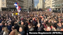 Protestatari ai opoziției se adună în centrul Belgradului pe 30 decembrie.