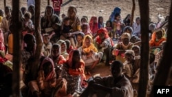 Izbeglice iz Sudana na graničnom prelazu s Južnim Sudanom, 14. februar 2024. Procenjuje se da je zbog rata 1,8 miliona ljudi pobeglo iz Sudana, dok je 6,7 miliona interno raseljeno.