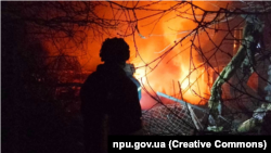 Cel puţin trei persoane au murit în regiunile Herson, Dnipropetrovsk şi Doneţk, în urma unor bombardamente ruseşti. Armata ucraineană a doborât de asemenea cea mai mare parte a dronelor lansate în regiunile Doneţk, Dnipropetrovsk şi Poltava, spun oficialii de la Kiev.