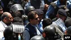 د پاکستان تحريک انصاف مشر عمران خان عدالت ته روان دی - انځور له ارشيفه