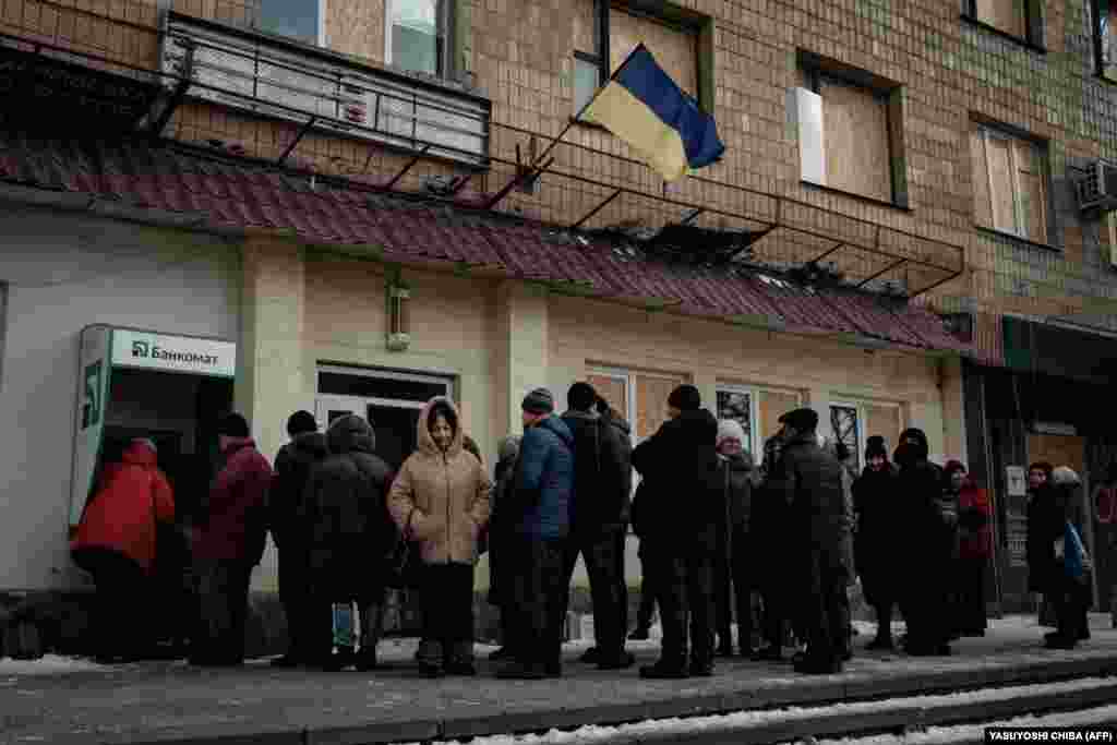 Поскольку магазины принимают только наличные, люди должны стоять в очереди у одного из двух работающих банкоматов. Один из ожидающих — 47-летний таможенник Александр Тимошенко, который говорит, что не переживает о наступлении россиян. «Я разговаривал с военными, и они сказали: «Не беспокойтесь об этом. Ситуация под контролем».