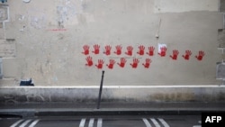 Palmele roșii pictate pe Memorialul Holocaustului fac trimitere la războiul Israelului împotriva Hamas, desemnată organizație teroristă de SUA și Marea Britanie.