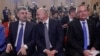 Lansarea la apă a candidatului Cătălin Cîrstoiu (centru) nu pare să fi stat sub stele norocoase. Alianța PSD-PNL are motive de îngrijorare: sondajele îl arată pe Cîrstoiu pe poziția a treia și nu crește în sondaje.