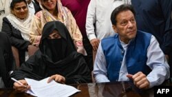 عمران خان او مېرمن یې، بشرا بي بي - انځور له ارشیفه 