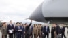 Severnokorejski lider Kim Jong Un izlazi iz voza tokom ceremonije dobrodošlice po dolasku na željezničku stanicu u gradu Artjom izvan Vladivostoka u Primorskom regionu, Rusija, 16. septembra 2023. 
