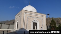 په لنډي کوتل کې د حمزه شینواري مزار ـ د مې ۲۴مې انځور.