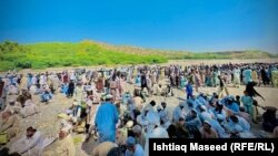 په ډېره اسماعیل خان کې د شیراني قام خلک په سیمه کې د امن لپاره په جرګه کې ناست دي ـ پخوانی انځور.