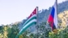აფხაზური საზოგადოების უკმაყოფილებას ძირითადად ხელშეკრულების მეხუთე მუხლი იწვევს, რომელიც, ოპონენტების აზრით, ადგილობრივ ბიზნესს წამგებიან მდგომარეობაში აყენებს და აფხაზეთის ეროვნულ ინტერესებს აზიანებს.
