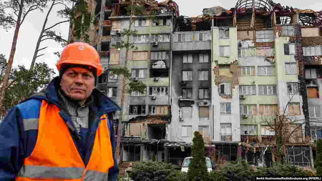 Строитель среди разрушенных жилых домов в Ирпене, 4 апреля. По данным ReBuildUA, восстановление Ирпеня обойдётся в сумму около 685 миллионов долларов 