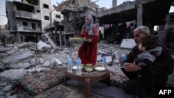 فلسطينيان د مارچ پر ۱۱مه د لومړي روژه مات لپاره چمتووالی نيسي.