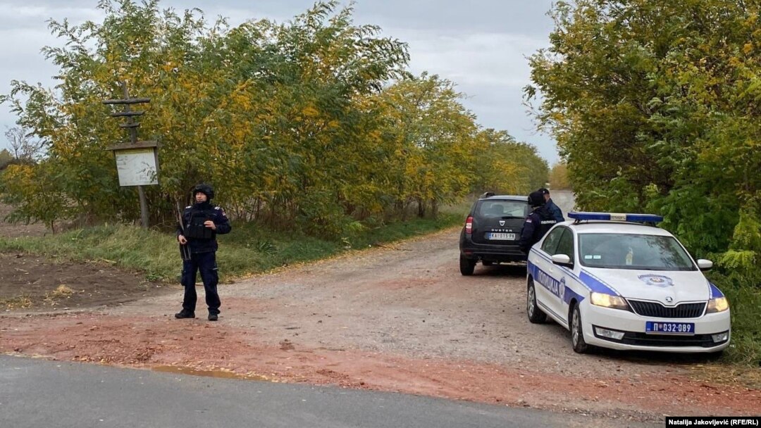 Pojačano prisustvo policije kod nekadašnjeg poljoprivrednog dobra "Bačka"u blizini naseljenog mesta Horgoš u Srbiji, nedaleko od granice sa Mađarskom, 27. oktobar.