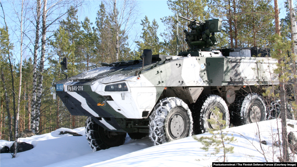 Patria XA-360 Armored Personnel Carrier Эта боевая бронированная машина финского производства оснащена системой вооружения, которая может дистанционно наводиться наводчиком, запертым внутри корпуса БТР. В машине, предназначенной для передвижения через болотистую местность Финляндии, в бой могут быть доставлены до 11 солдат.