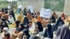  په مظاهره کې په ګڼ شمېر کې ښځې او ماشومان هم شامل وو
