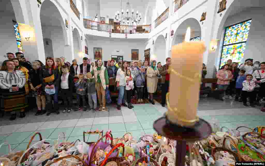 На церковную службу собралось около сотни прихожан 