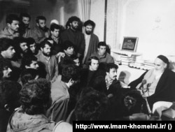 Iráni focisták találkoznak a legfőbb vezetővel, Ruholláh Homeini ajatollahhal Zsamaránban nem sokkal az 1979-es iszlám forradalom győzelme után