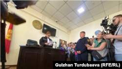 Судья Чолпон Каримбаева зачитывает вердикт по иску Минкульта Кыргызстана. Бишкек, 27 апреля 2023 года