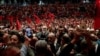 Njerëzit bëjnë fotografi të kryeministrit të Shqipërisë, Edi Rama, teksa ai mbërrin në një stadium para emigrantëve shqiptarë, në Athinë, Greqi, 12 maj 2024.