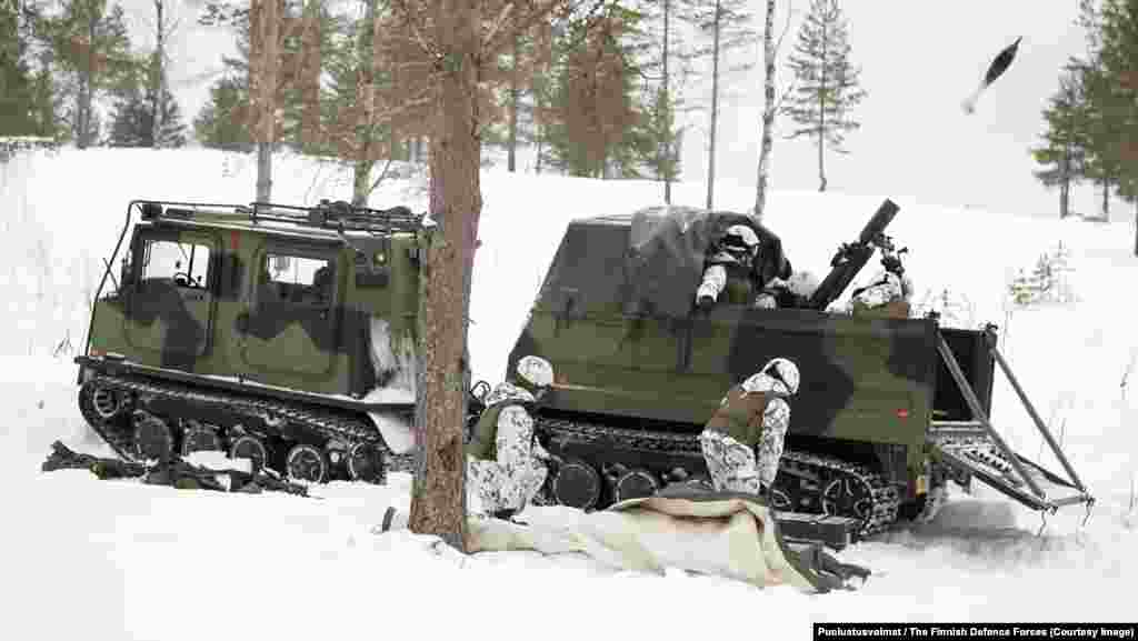120 KHR TEKA Articulated Tracked Mortar Carrier Тяжелый миномет, установленный внутри прицепа для гусеничной машины «Piglet/Пятачок» финского производства, позволяет огневому расчету произвести десяток минометных выстрелов в минуту, а затем уйти в дикую местность до того, как радары батареи противника смогут точно определить их местоположение.